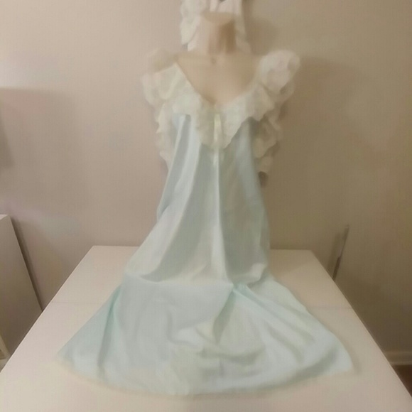 Vintage Other - Vintage 80s nightie with lace and ruffles